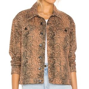 🎉HP🎉 Free People NWT Snake print Trucker denim Jacket. Sz. M